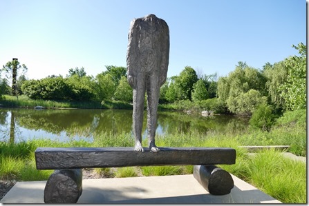 hart_miejers_park_figure_on_a_trunk