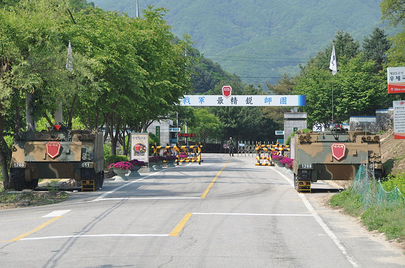 파일:external/upload.wikimedia.org/800px-Main_gate_of_ROKA_27th_Infantry_Div_HQ.jpg