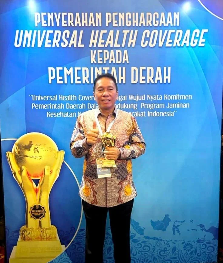 Mendagri Tito Karnavian Ganjar Bupati FDW dengan UHC Award. (Foto istimewa)