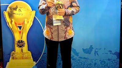 Mendagri Tito Karnavian Ganjar Bupati FDW dengan UHC Award