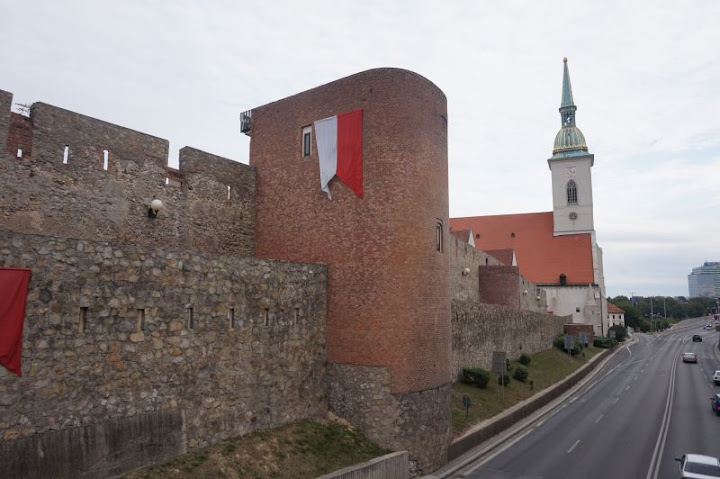 Remontando el Danubio: Bratislava en dos días - Blogs de Eslovaquia - 19/09- Centro y Slavín: De leyendas y un cementerio militar (50)