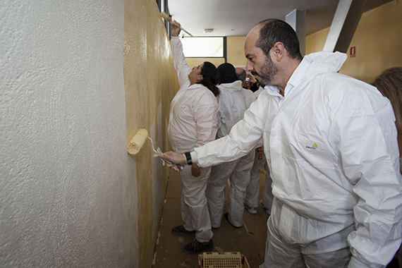 Vecinos de Parla ayudan a la Comunidad de Madrid pintando las zonas comunes de sus viviendas