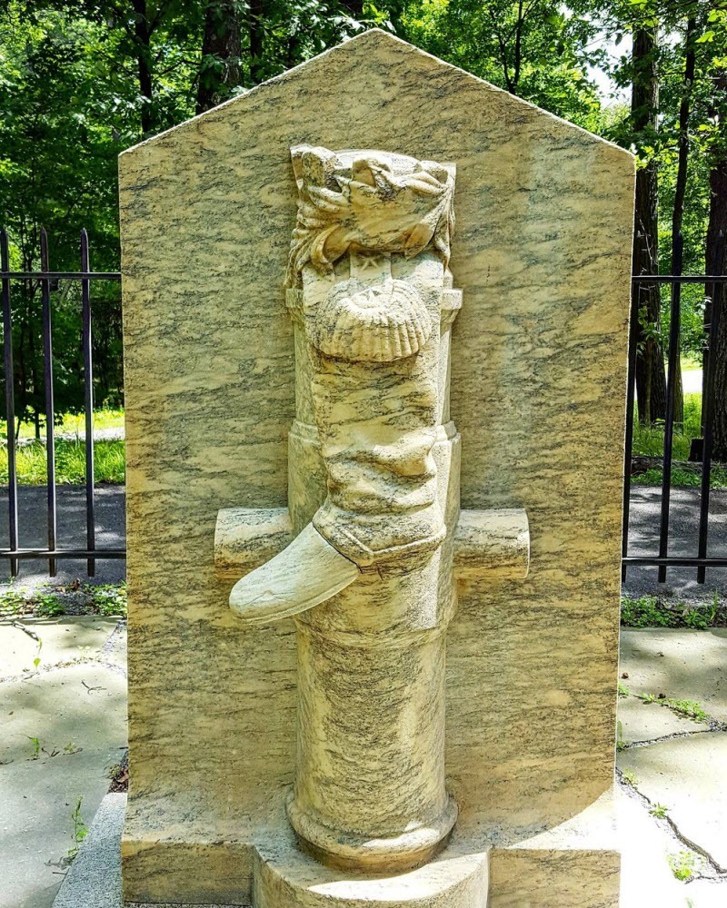 benedict-arnold-boot-monument-3