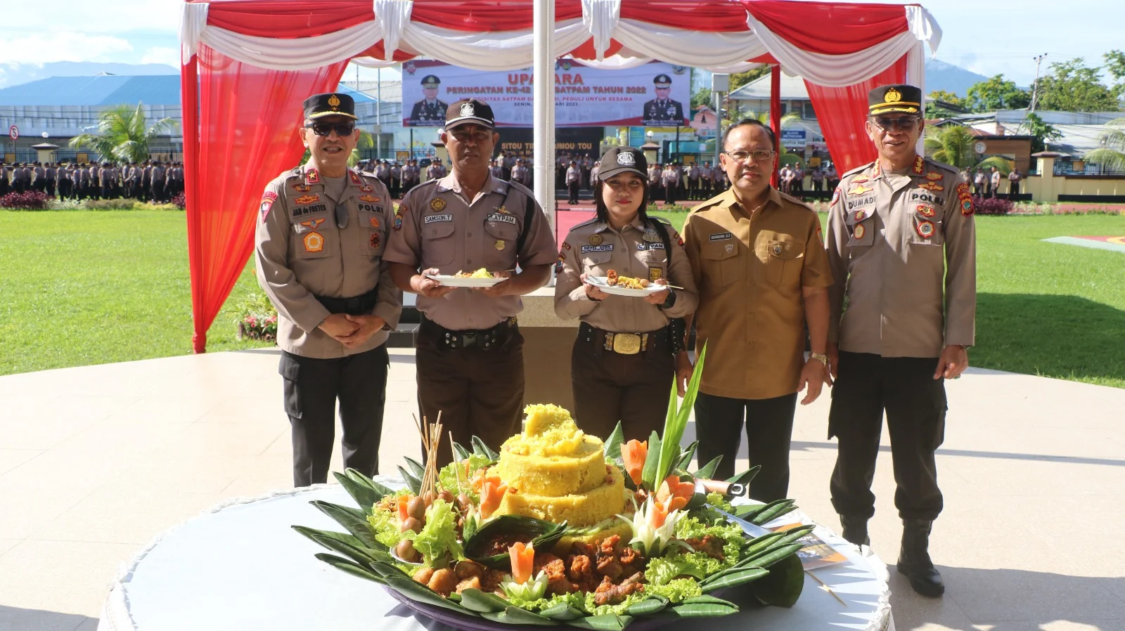 Wakapolda Sulut Brigjen Pol Jan de Fretes memimpin upacara peringatan HUT ke-42 Satpam tahun 2022, yang dilaksanakan pada Senin (30/1/2023) pagi, di Mapolda Sulut. (Foto istimewa)