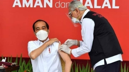 Foto Presiden Jokowi Disuntikan Vaksin. Hoax Seputar Vaksin Covid-19 Meresahkan, Empat Lembaga Bentukan UU Ini Siap Meluruskan.