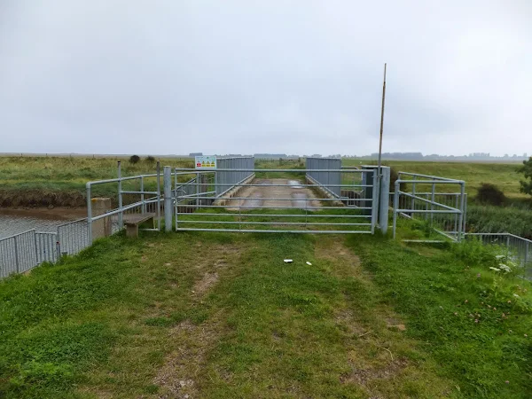Bridge across the Louth Canal, although not a public footpath,  a style allows walkers over the bridge