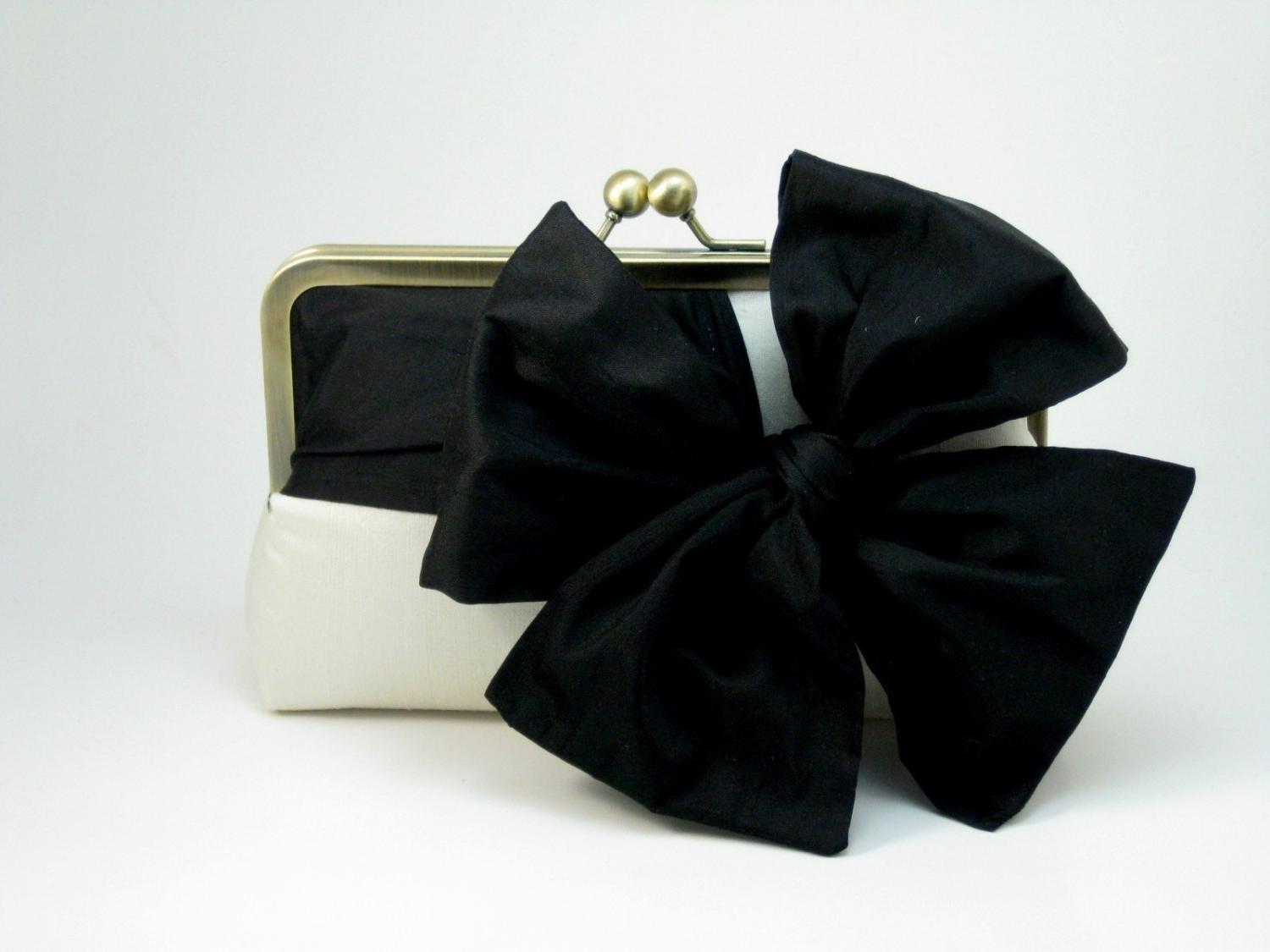 40  off - Classic Bow Clutch