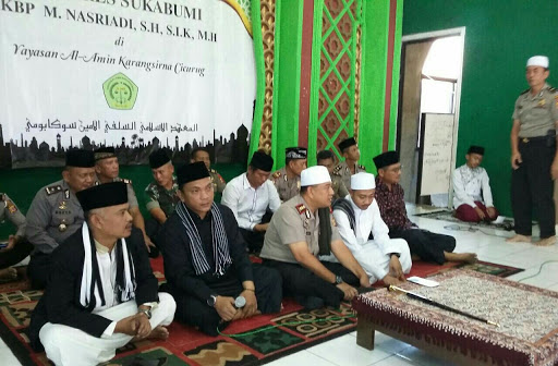 
700 Santri Al Amin Cicurug Bersama Kapolres Sukabumi Deklarasikan Anti Hoak
