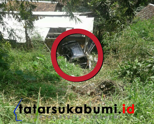 
Mobil Terjun Bebas Kedalam Jurang dan Tabrak Kandang Ayam
