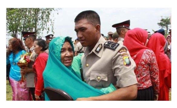 Kisah Viral Anak Pemulung Berhasil Menjadi Polisi, Cium Kaki Ibu, Modal Rp 300.000 dari Hasil Mulung Bareng Ibunya.