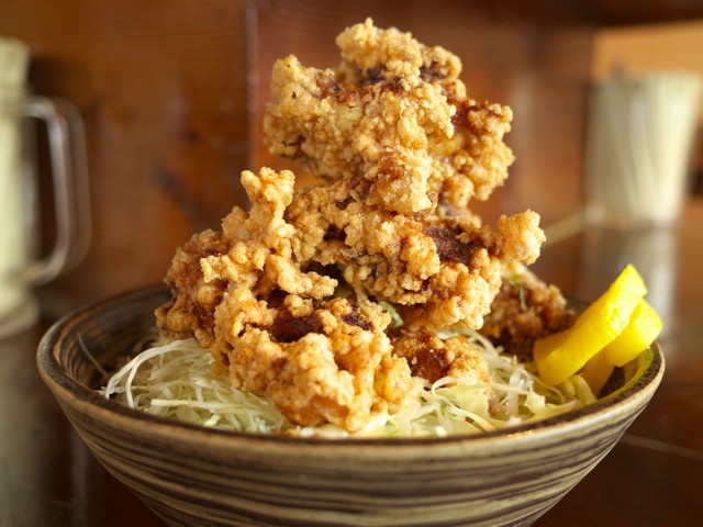 唐揚げが山のように盛られた唐揚げ丼