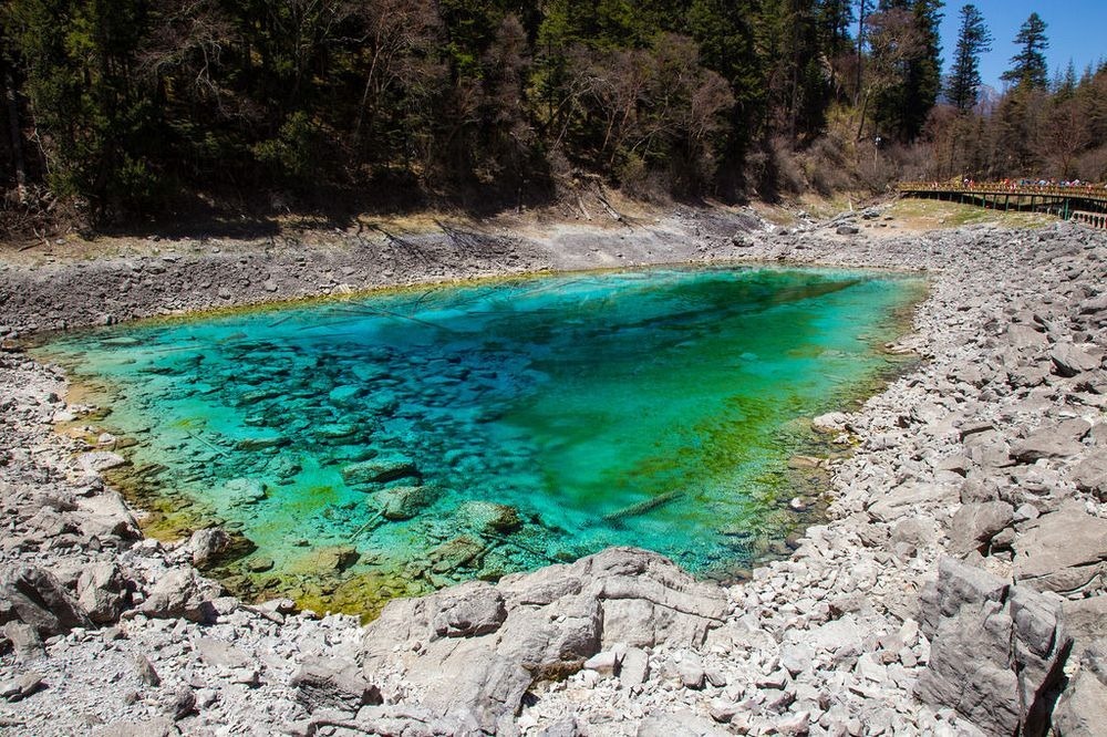 رحلة مصورة الى وادي جيوتشايقو Five-color-pond2