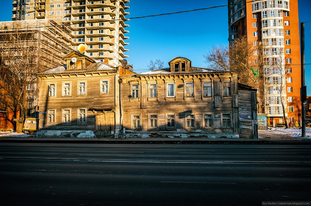 Старые деревянные дома на фоне новостроек