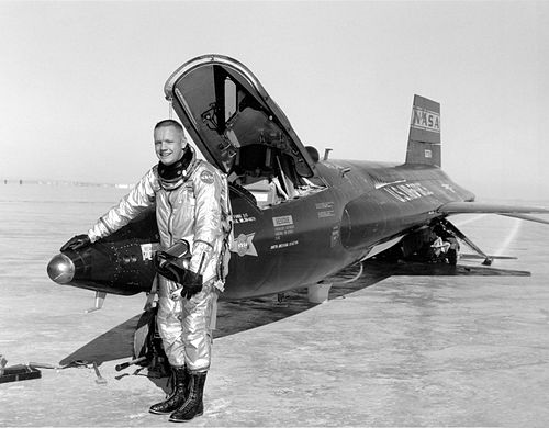 파일:external/upload.wikimedia.org/500px-Pilot_Neil_Armstrong_and_X-15_-1_-_GPN-2000-000121.jpg