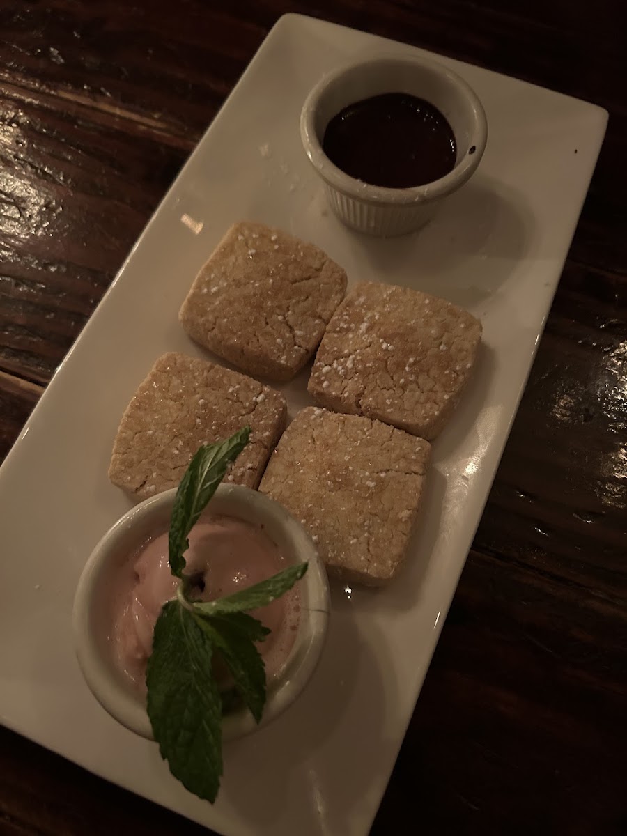 Shortbread cookies with chocolate sauce and ice cream