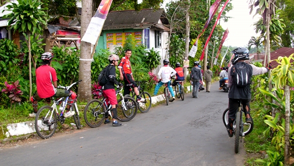 Selepas hutan, kami memasuki perkampungan (Daerah Pasarehan, Gunung Kawi). Di daerah ini baru saja diadakan acara syukuran memperingati "Suroan"