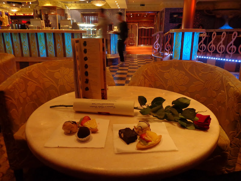 А включите-ка мне усилители качки! А подайте-ка белых пиджаков. Costa Paсifica февраль 13г