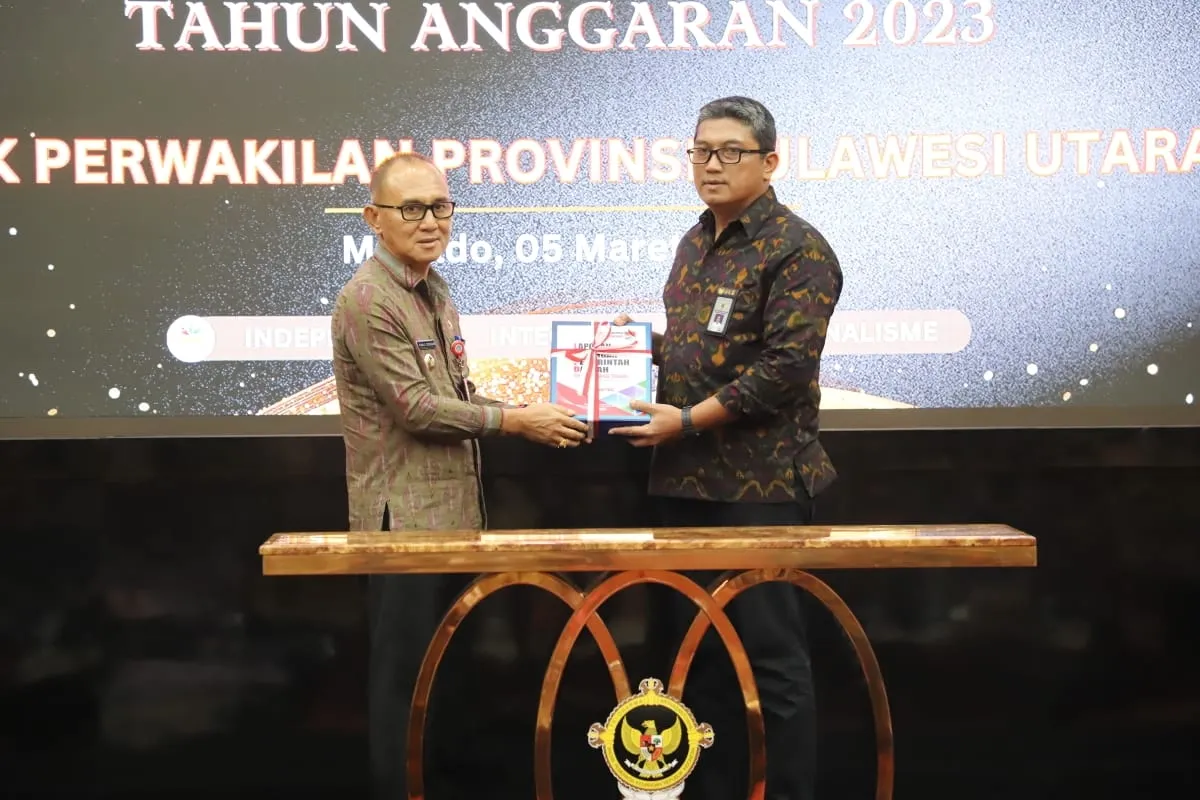 Penjabat Bupati Mitra menyampaikan LKPD tahun 2023 kepada BPKP. (Foto: Wilson Umbas/Indimanado.com)