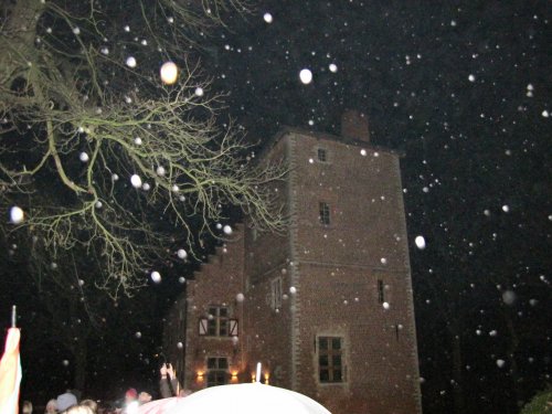 Het was niet aan het sneeuwen, maar de weerkaatsing van de flits op de regendruppels geeft dit resultaat.