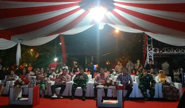 Walikota Bitung Maurits Mantiri saat hadiri Festival Pesona Selat Lembeh Tahun 2022, di Lapangan Satrol Lantamal VIII, Senin (10/10/2022) malam. (Foto istimewa)