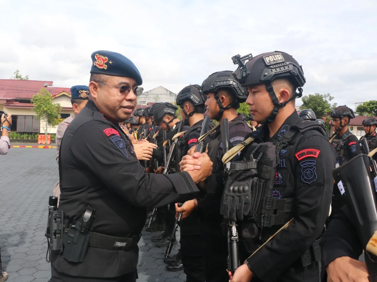 Wakapolda Sulawesi Utara (Sulut) Brigjen Pol Johnny Eddizon Isir memimpin apel penyambutan 1 SSK personel Satbrimob Polda Sulut yang baru selesai melaksanakan tugas dalam rangka BKO Polda Papua, Minggu (18/12/2022) siang. (Foto istimewa)