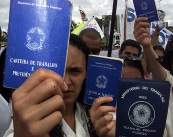 PASSEATA11 BSB PASEATA/BINGOS - GERAL - Funcionarios de Bingos de todo Brasil fazem manifestacao na Esplanada dos Ministerios pedindo a reeabertura das casas de jogos no Brasil,apos medida provisoria proibindo o jogo,assinada pelo Presidente Luiz Inacio Lula da Silva,na foto manifetantes mostram carteira de trabalho. 03-03-04.<br />FOTO DIGITAL:JOEDSON ALVES/AGENCIA ESTADO/AE<br />