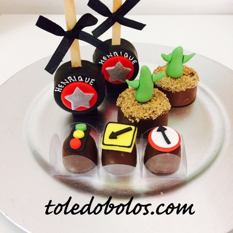 Toledo Bolos - Bolos decorados, Cupcakes e Doces personalizados para sua  festa no Rio de Janeiro: Bolo carros da Disney