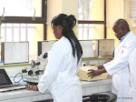 Dans un laboratoire à l’Institut national des recherches biomédicales(INRB) le 10/07/2015 à Kinshasa. Radio Okapi/Ph. John Bompengo