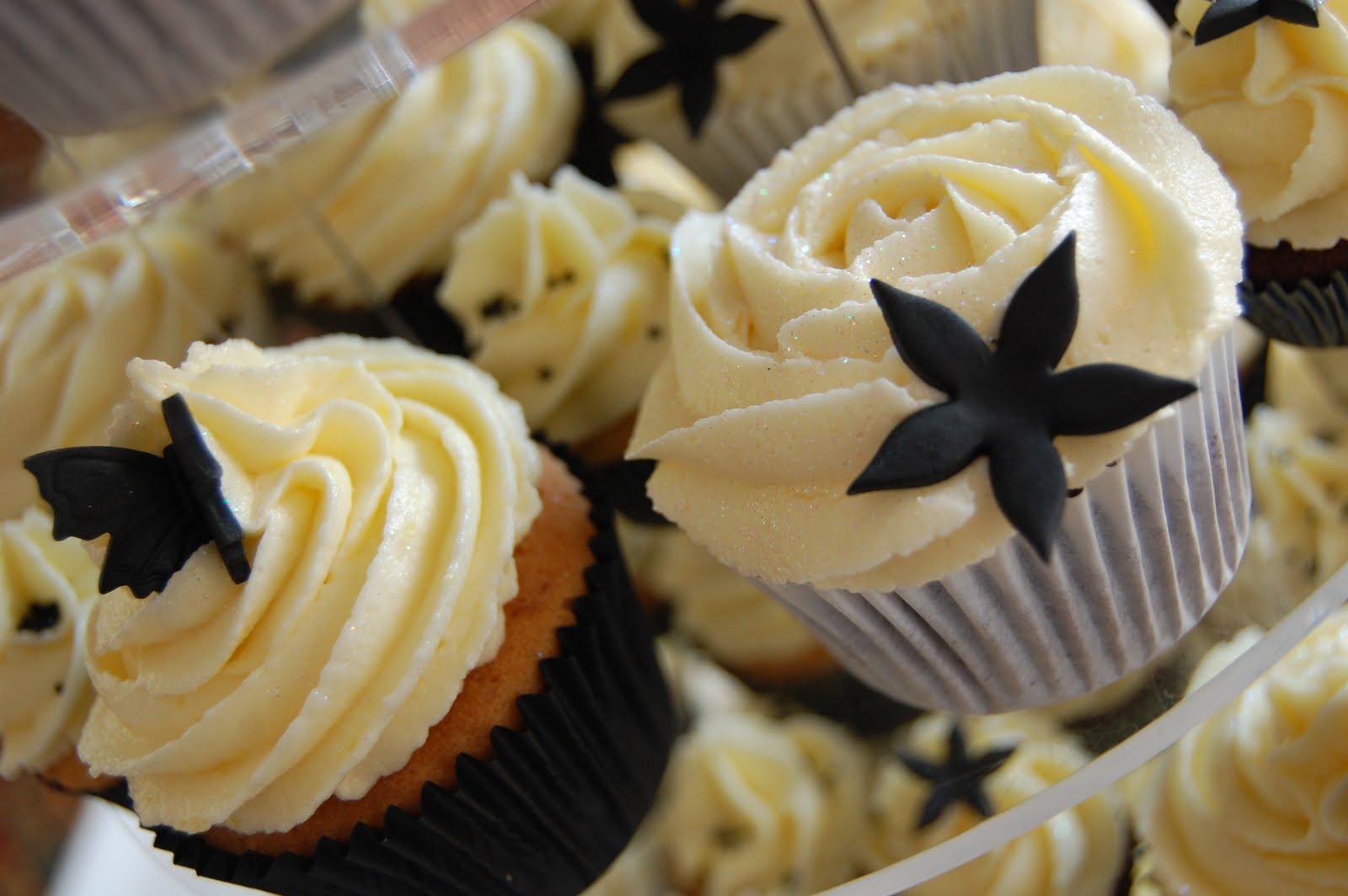 black and white cupcakes