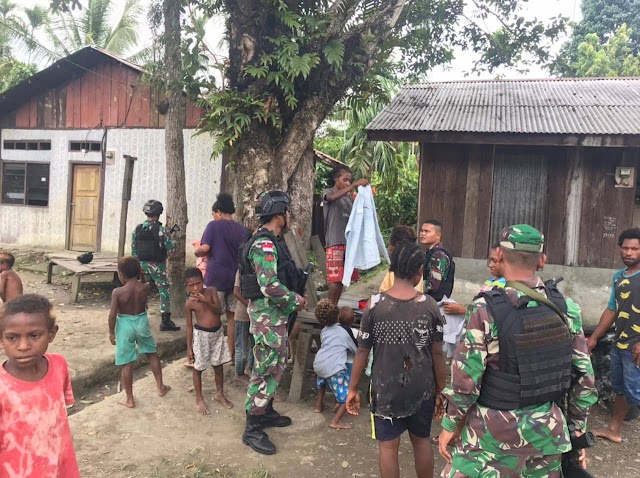 Kepedulian Satgas Pamtas Yonif 126/KC, Bagikan Pakaian Layak Pakai Kepada Warga Di Perbatasan Papua