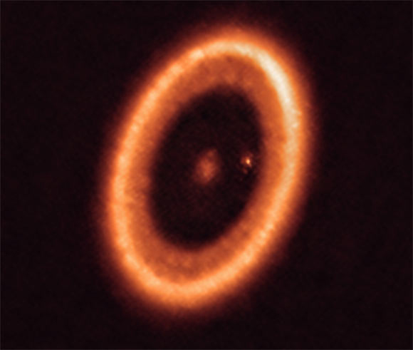 Sistema PDS 70, onde vemos a estrela PDS 70 no centro e o exoplaneta PDS 70c rodeado por um disco