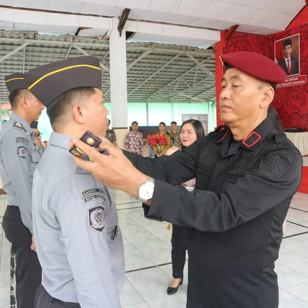 Kepala Rutan Manado Widodo melakukan penyematan kenaikan pangkat di Aula Rutan. (Foto istimewa)