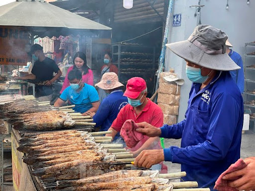 Thức xuyên đêm nướng 5 tấn cá lóc bán ngày vía Thần tài - Ảnh 1.