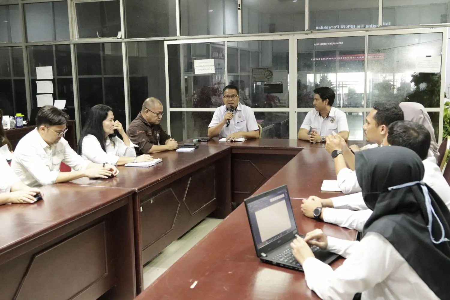 Sekretaris Daerah Kabupaten Minahasa Tenggara David Lalandos saat menghadiri exit meeting tim BPK RI perwakilan sulut. (Foto istimewa)