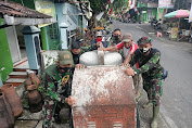 Penuh Perjuangan, Warga Bersama TNI Bahu-Membahu Pindahkan Molen Ketempat Terdekat