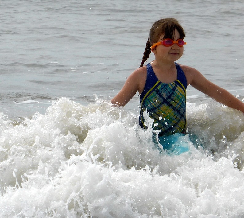 [04j2---beach---Girls-were-swimming1.jpg]