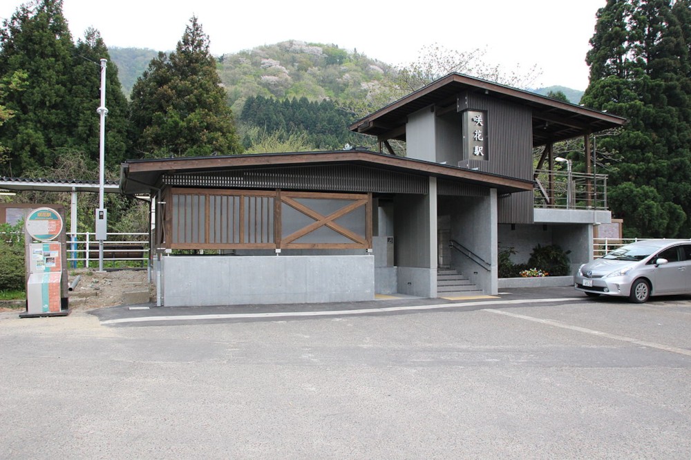 파일:external/upload.wikimedia.org/1280px-%E5%92%B2%E8%8A%B1%E9%A7%85_Sakihana_Station_in_JAPAN.jpg