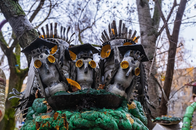 Самодельные совы в гнезде на дереве