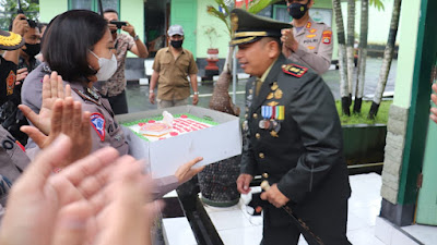 HUT TNI KE 76, Kapolres Klungkung Berikan Surprise Untuk Dandim 1610 Klungkung