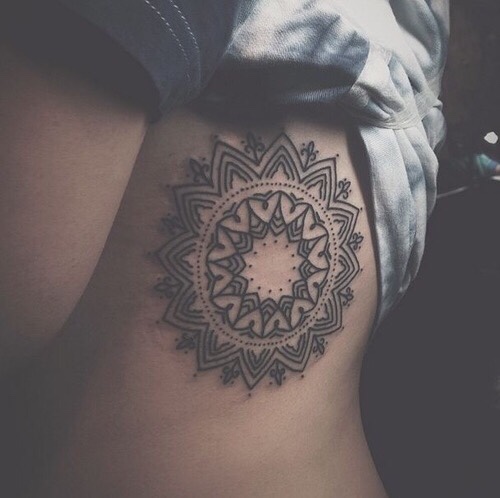 Mandala tatuagens no lado da caixa toracica