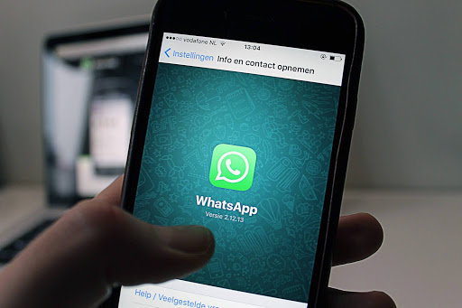 Αναβάλει το WhatsApp τον διαμοιρασμό των δεδομένων με το Facebook