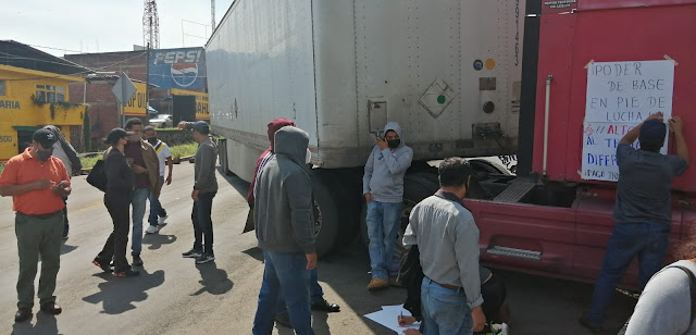 Por retraso en el pago de la quincena, profesores bloquearon la carretera Uruapan-Taretan