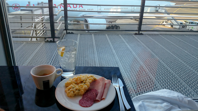 SIN FRA LHR 58 - REVIEW - Air Canada : Maple Leaf Business Class Lounge, Frankfurt