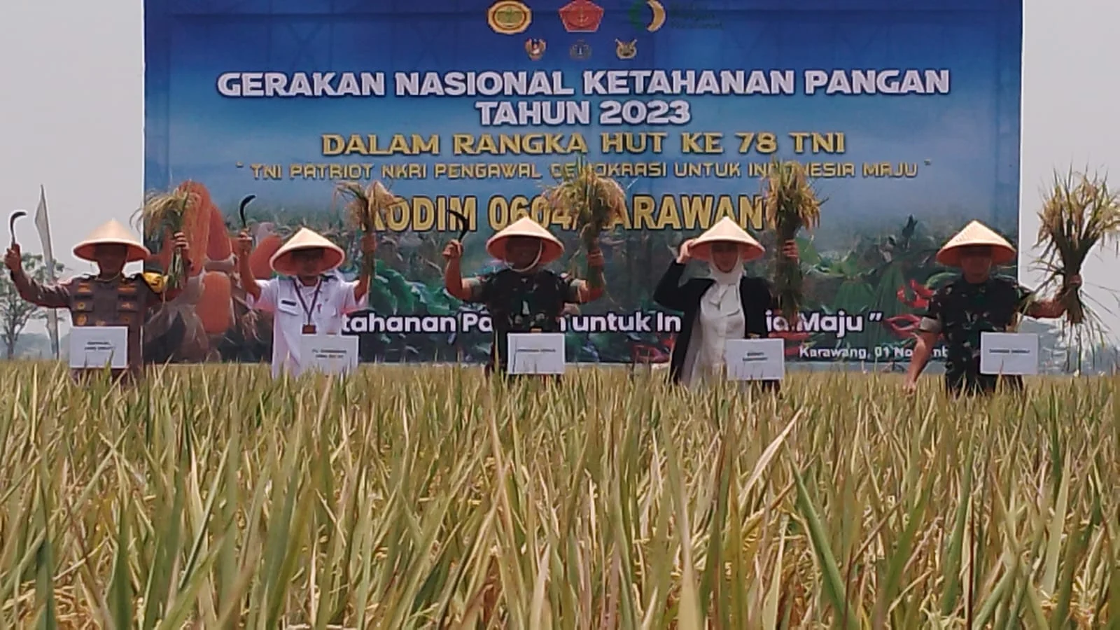 Foto : Bupati Karawang Bersama Kodam III Siliwangi Saat Panenraya di Desa Cadaskertajaya Kecamatan Telagasari