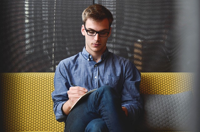 Apa itu customer value Gambar orang ganteng sedang menulis'
