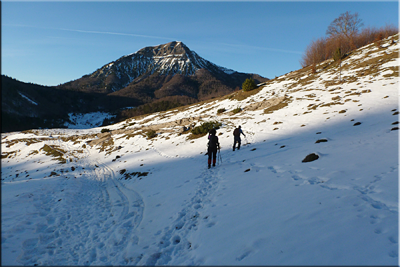 Dejamos el camino que desciende a la carretera de acceso al refugio y seguimos el sendero al Paso del caballo