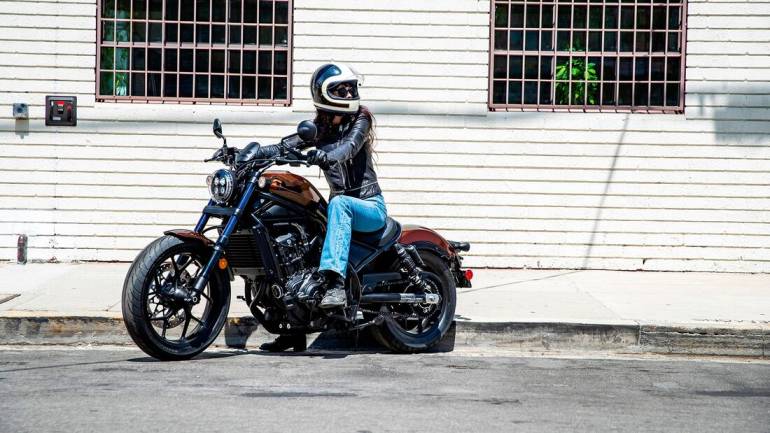 Due to the success of the 500 Rebel, Honda brought the CMX 1100 Rebel for the 2021 model year. And while the small one asserts itself in 9th place in the new registration statistics with 1,696 units (as of September 2021), the large one still ranks 59th (636 new registrations). And since it is still quite fresh, it will remain technically unchanged for the coming model year, but will get a new color variant with Pearl Stallion Brown. It is also available in black. The Honda CMX 1100 Rebel will continue to be powered by the 1,084 cubic parallel twin of the current Africa Twin and thus generate 87 hp at 7,000 rpm and 98 Nm at 4,750 rpm. The engine was tuned for the big Rebel so that it pushes properly in the lower and middle speed range.  Seat height of just 700 millimeters Above all, the low seat height was a selling point for the little Rebel from the start, which is why the Honda CMX 1100 Rebel with a seat height of just 700 millimeters remains true to this recipe.  The big Rebel will also roll out as standard in model year 2022 with cruise control, USB socket under the seat, LED lighting all around, and LC display in the cockpit. With Standard, Rain and Sport, it offers three driving modes that can be adapted to the driving conditions or the driver's taste using a freely configurable user mode. Here, the power delivery of the engine can be adjusted as well as the strength of the engine brake, the traction control, the wheelie control and the shifting behavior of the optional double clutch transmission (DCT).  DCT for 1,000 euros extra With DCT, the Rebel weighs 233 kilograms, without it it is 223 kilograms. The double clutch transmission costs 1,000 euros extra. Honda has not yet announced prices for the new model year of the CMX 1100 Rebel.  The DCT and offers two modes of operation: automatic mode and manual mode. Technically, the DCT system - as the name suggests - uses two clutches: One for starting and for gears one, three and five, the other for second, fourth and sixth gears. Each clutch is controlled by an electronic-hydraulic circuit. With automated shifting, the system preselects the next gear with the help of the clutch that is currently open.  The DCT made its debut in the VFR 1200 F in 2009. Since then, Honda says it has sold over 200,000 motorcycles with dual clutch transmissions in Europe. "In 2020, 53% of customers preferred this equipment to a conventional manual transmission for the models that are optionally available with a dual clutch transmission," said Honda.  CONCLUSION Apart from a new color, the Honda CMX 1100 Rebel does not get any updates for the model year 2022. Since it has only had one season behind it, it is already up to date and does not need a comprehensive model update.