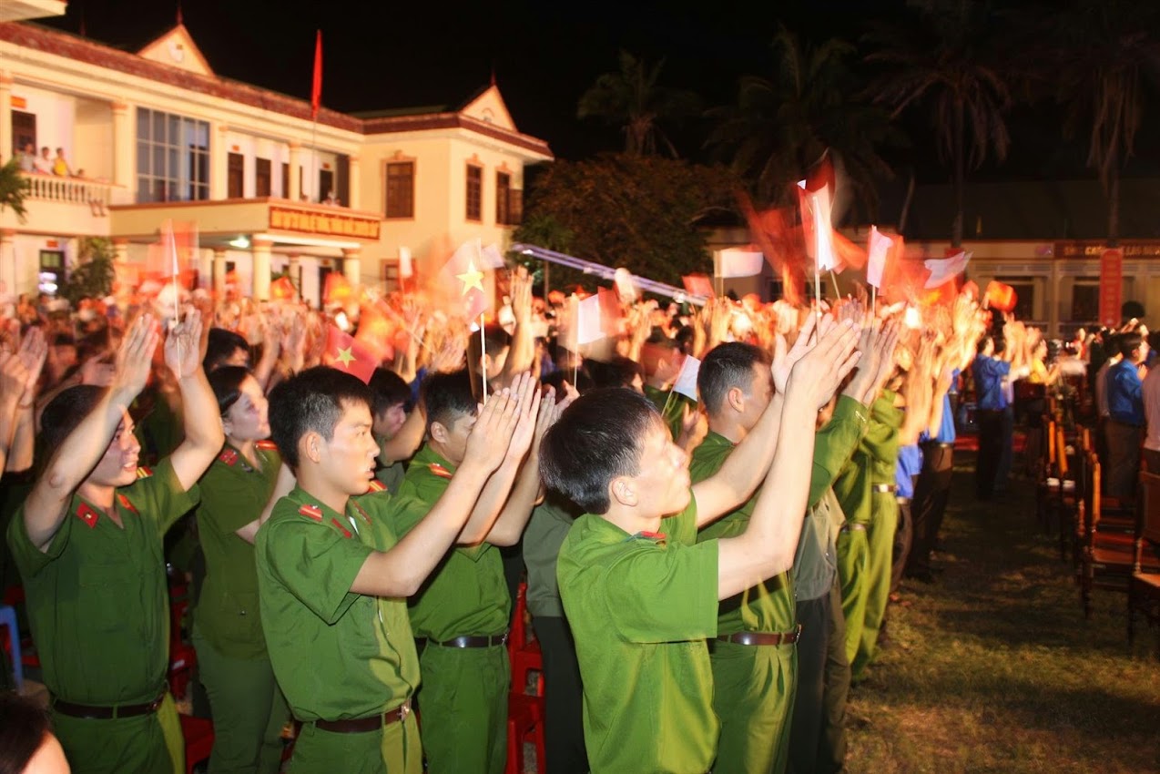 Niềm tự hào của các chiến sĩ công an trẻ khi nghe trao đổi trò chuyện về các trận chiến bảo vệ biển đảo