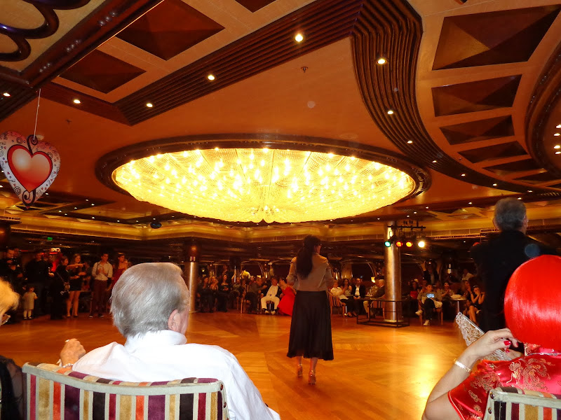 А включите-ка мне усилители качки! А подайте-ка белых пиджаков. Costa Paсifica февраль 13г