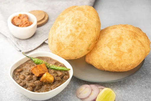 Chole Bhature(2 Pcs)